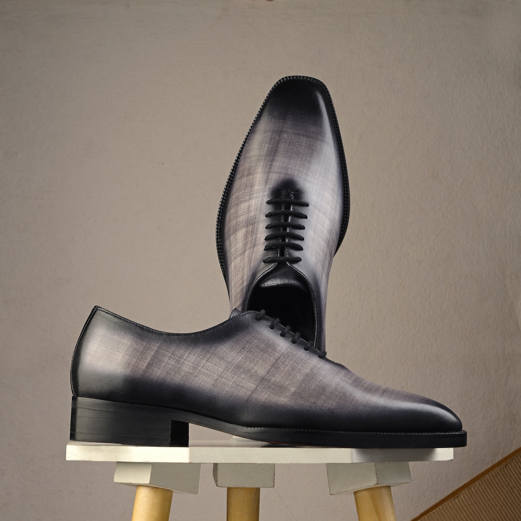 A pair of Majestic Sol Papiro Patina Wholecut Derby Shoes crafted from a white crust upper with a distinctive papiro patina finish. Featuring a durable leather sole reinforced with Blake stitching, these shoes offer a sleek profile and versatility, perfect for casual, formal, or semi-casual occasions.