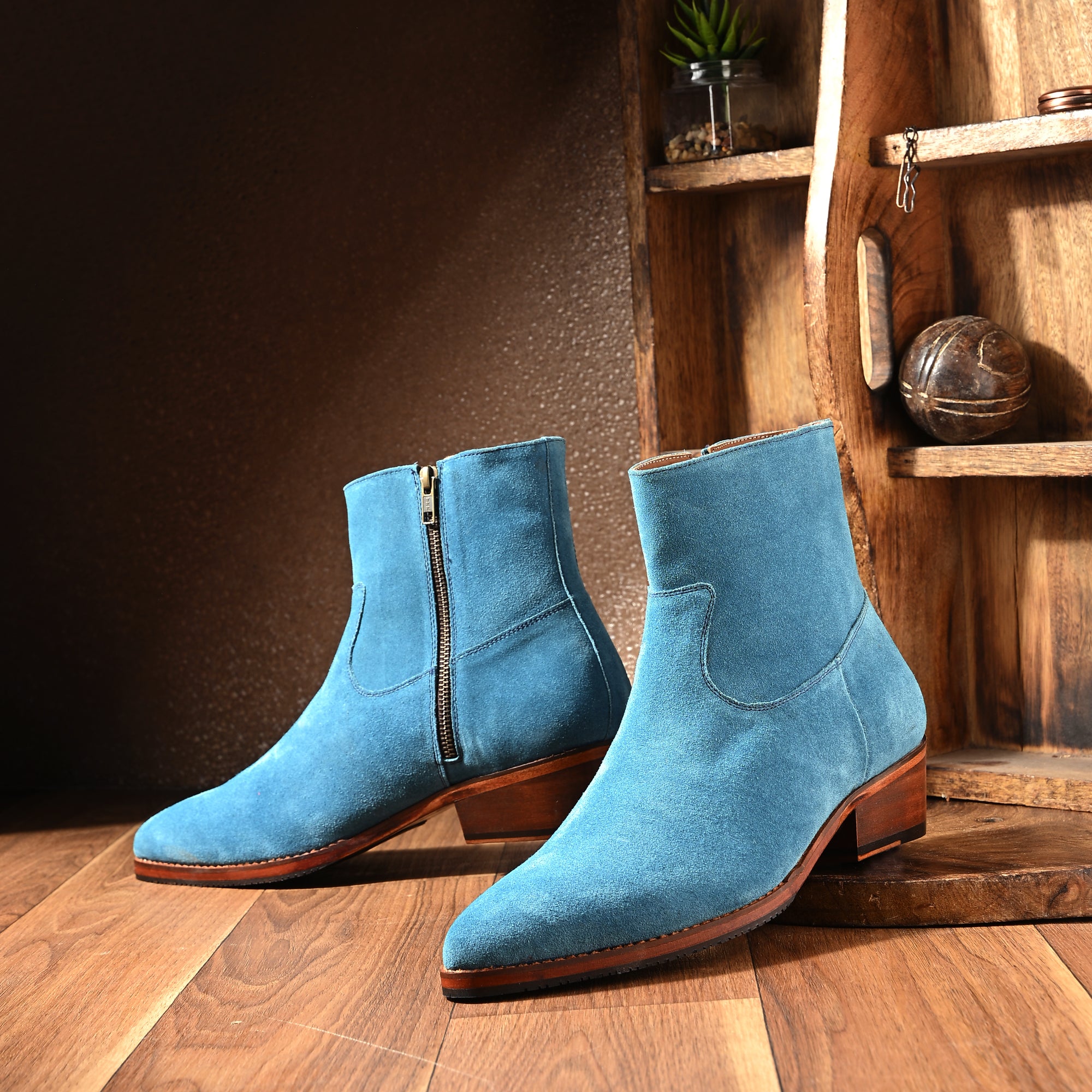 Men’s pointed toe flatform suede boots with low heel and side zipper