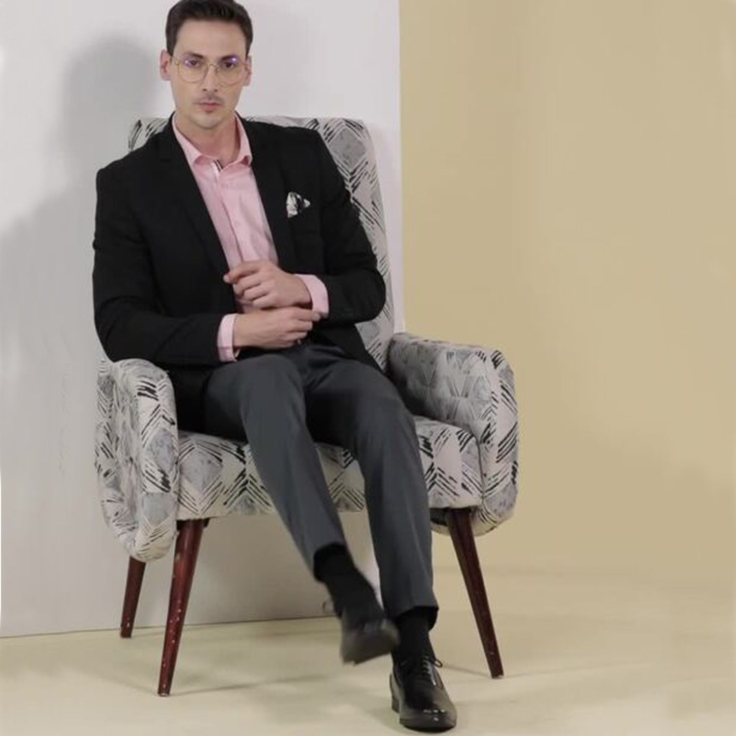 Men’s black leather Oxford formal shoes with lace-up closure, classic office wear and business formal shoes for men